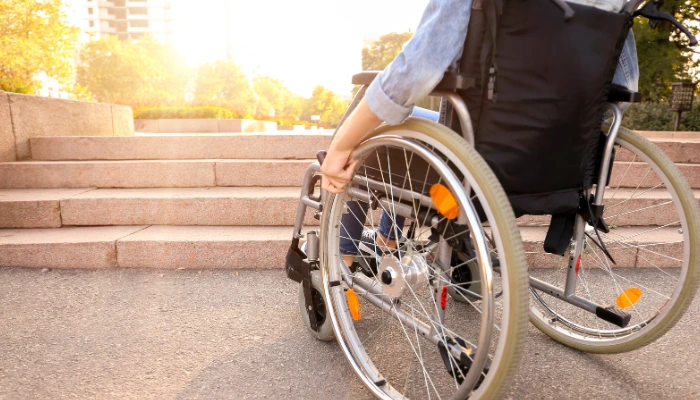 Handikappad person vid trappor